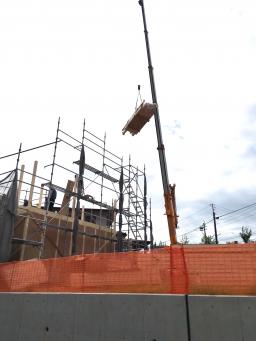 クレ－ンで慎重に資材搬入